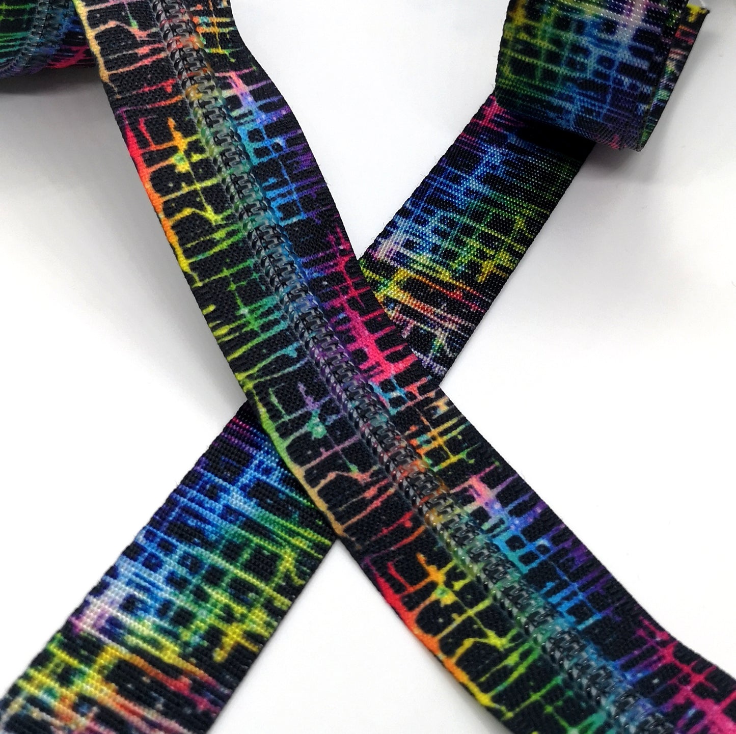 Rainbow Electric Crackle zipper tape with matching teeth