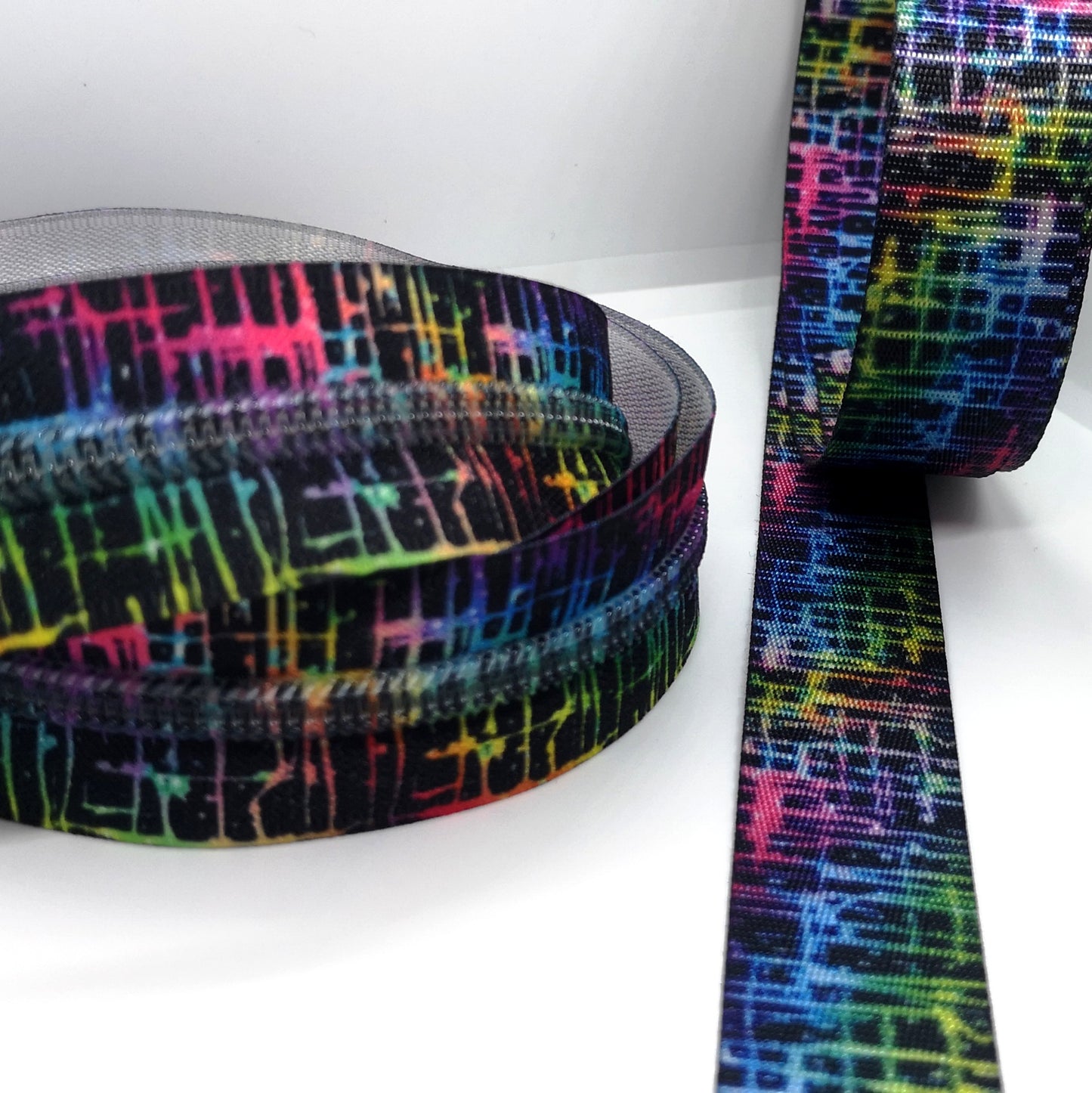 Rainbow Electric Crackle zipper tape with matching teeth